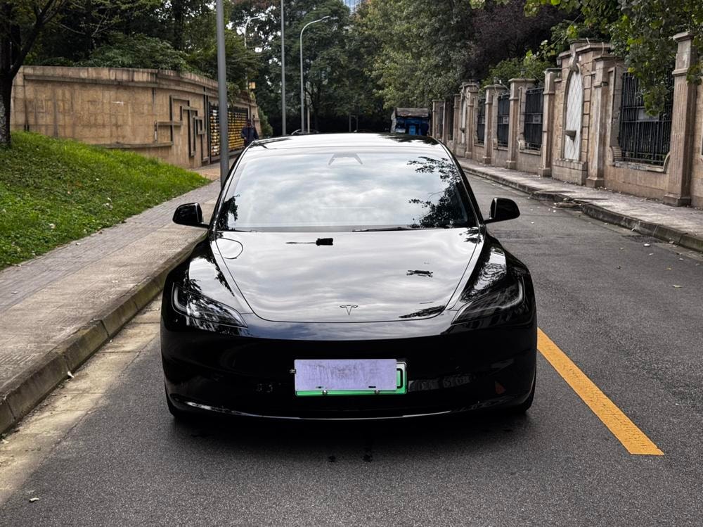Tesla Model 3 2025 — фото автомобиля