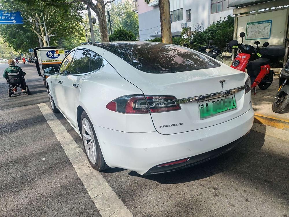 Tesla Model S 2016 — фото автомобиля