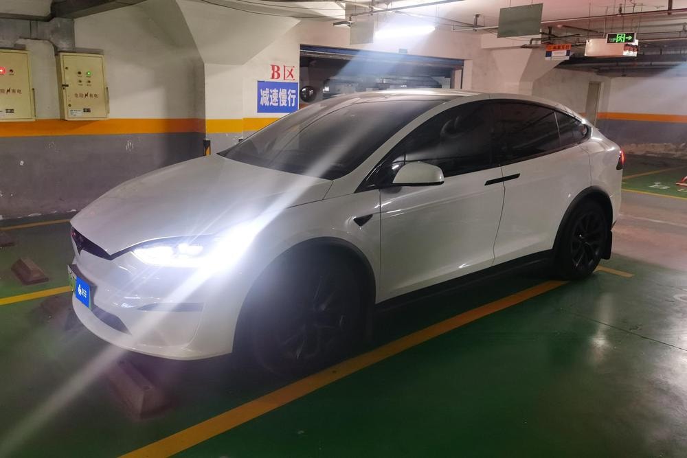 Tesla Model X 2023 — фото автомобиля 1