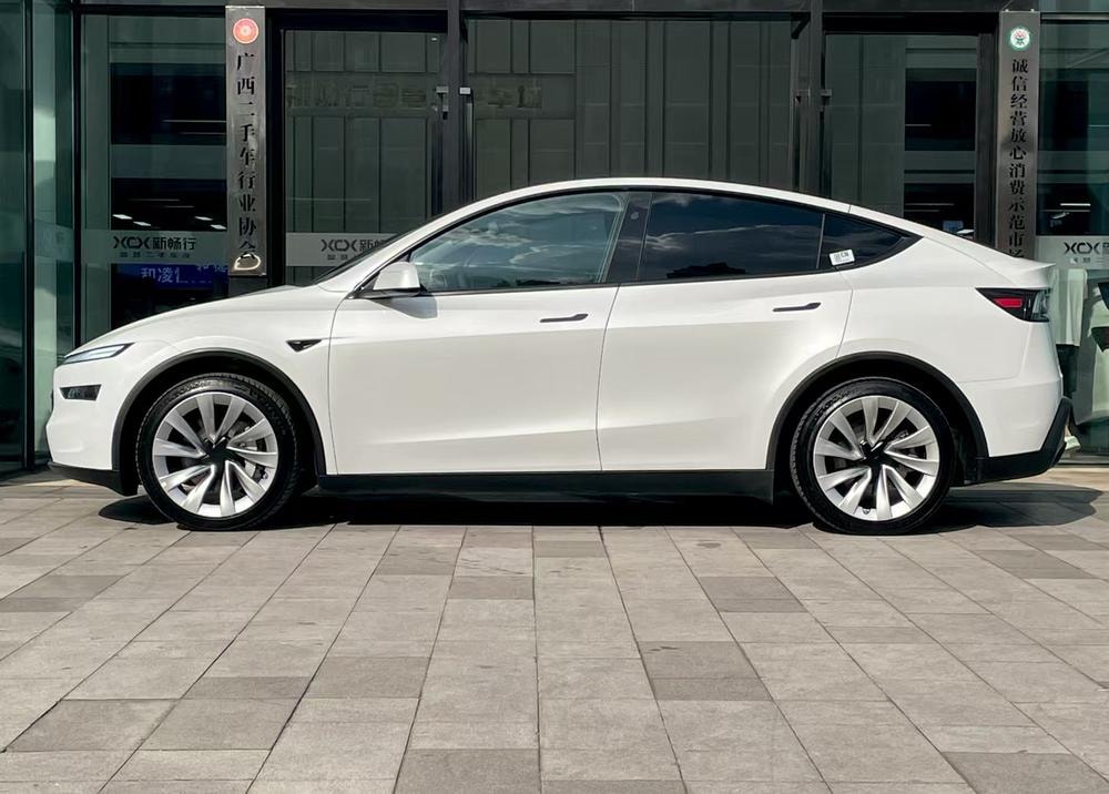 Tesla Model Y 2025 — фото автомобиля