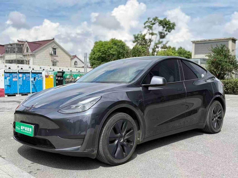 Tesla Model Y 2024 — фото автомобиля