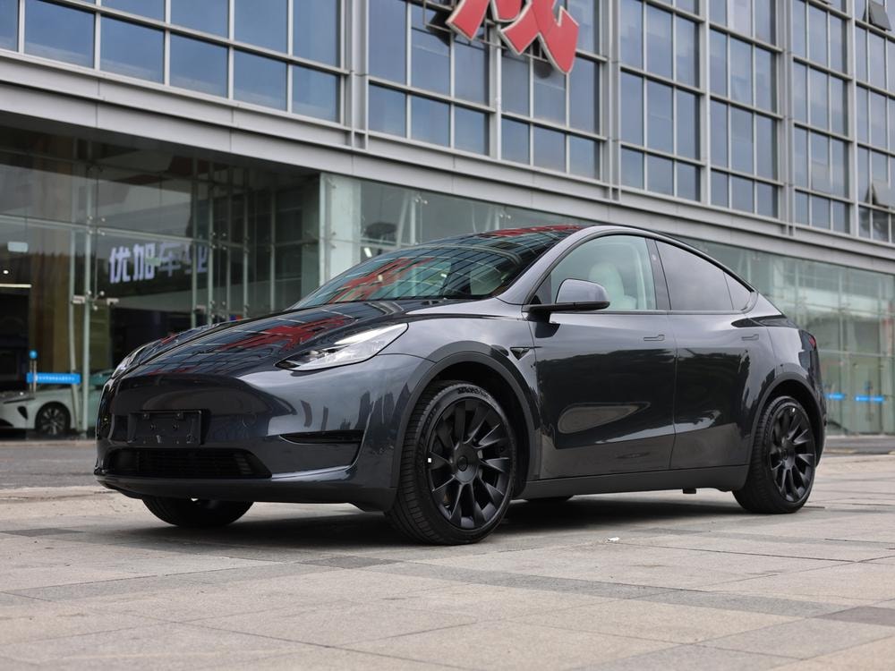 Tesla Model Y 2024 — фото автомобиля
