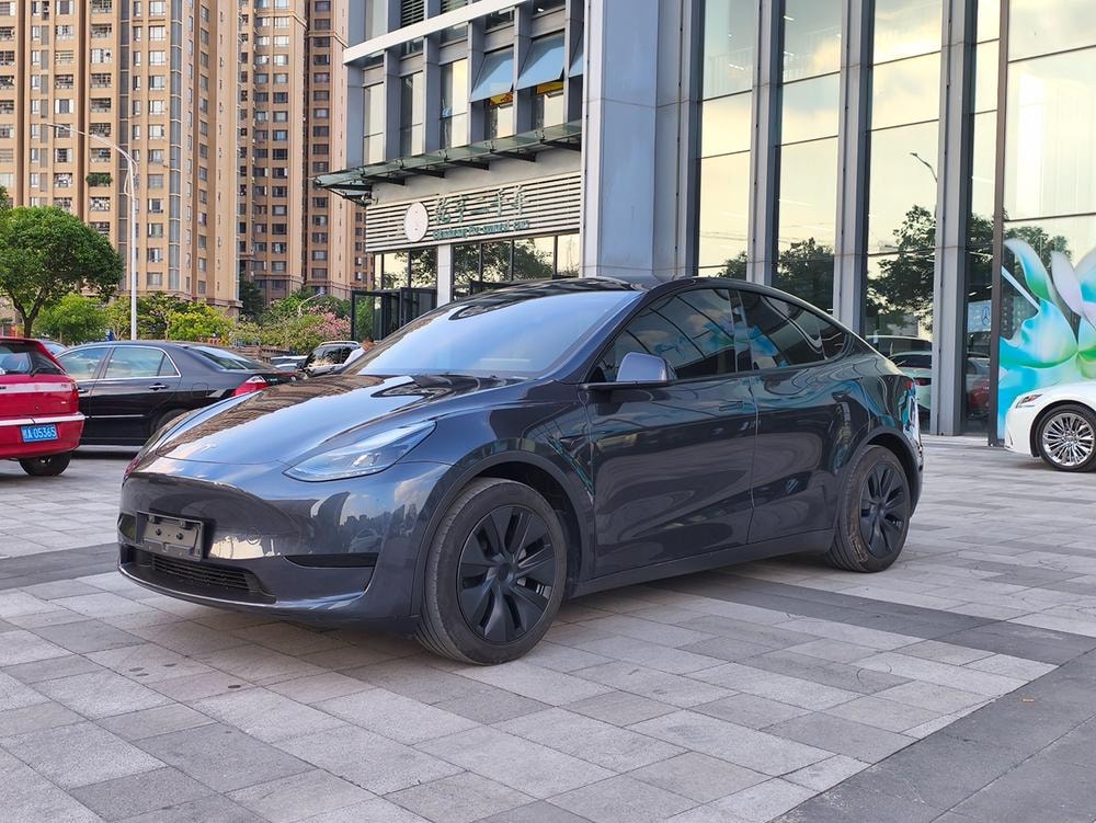 Tesla Model Y 2024 — фото автомобиля