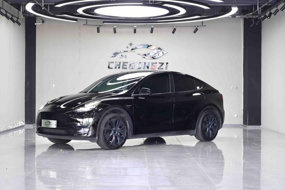 Tesla Model Y 2023 — фото автомобиля