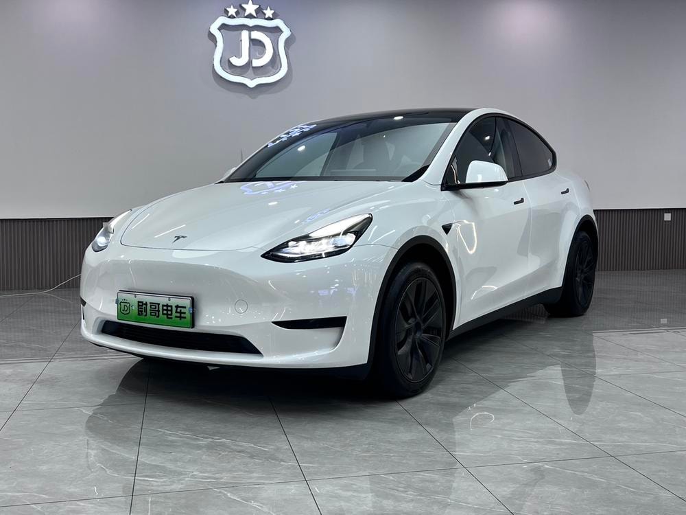 Tesla Model Y 2024 — фото автомобиля