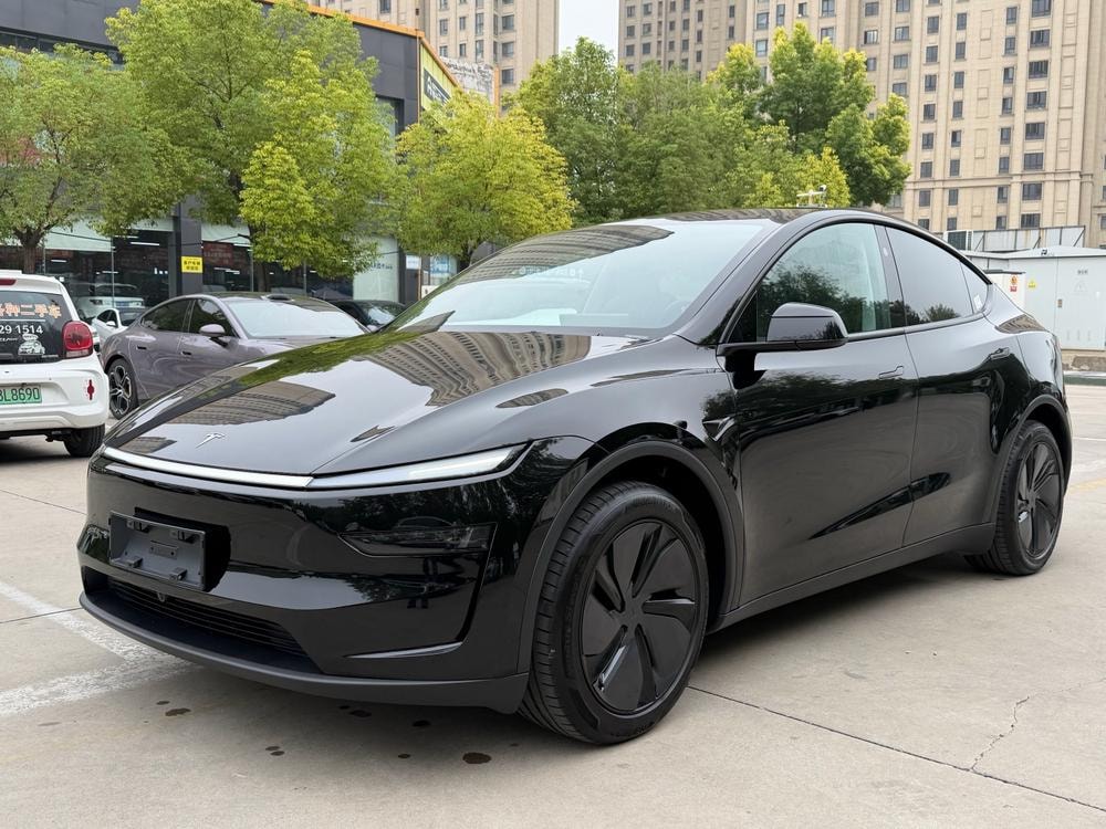 Tesla Model Y 2025 — фото автомобиля