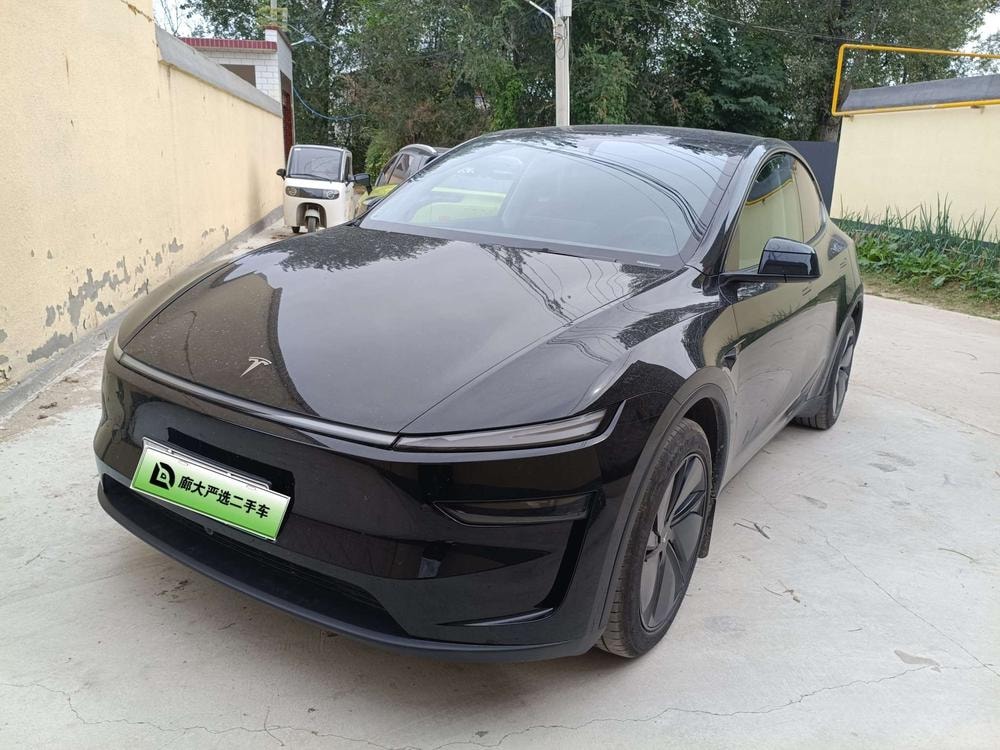 Tesla Model Y 2025 — фото автомобиля
