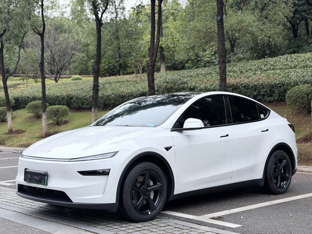 Tesla Model Y 2026 — фото автомобиля