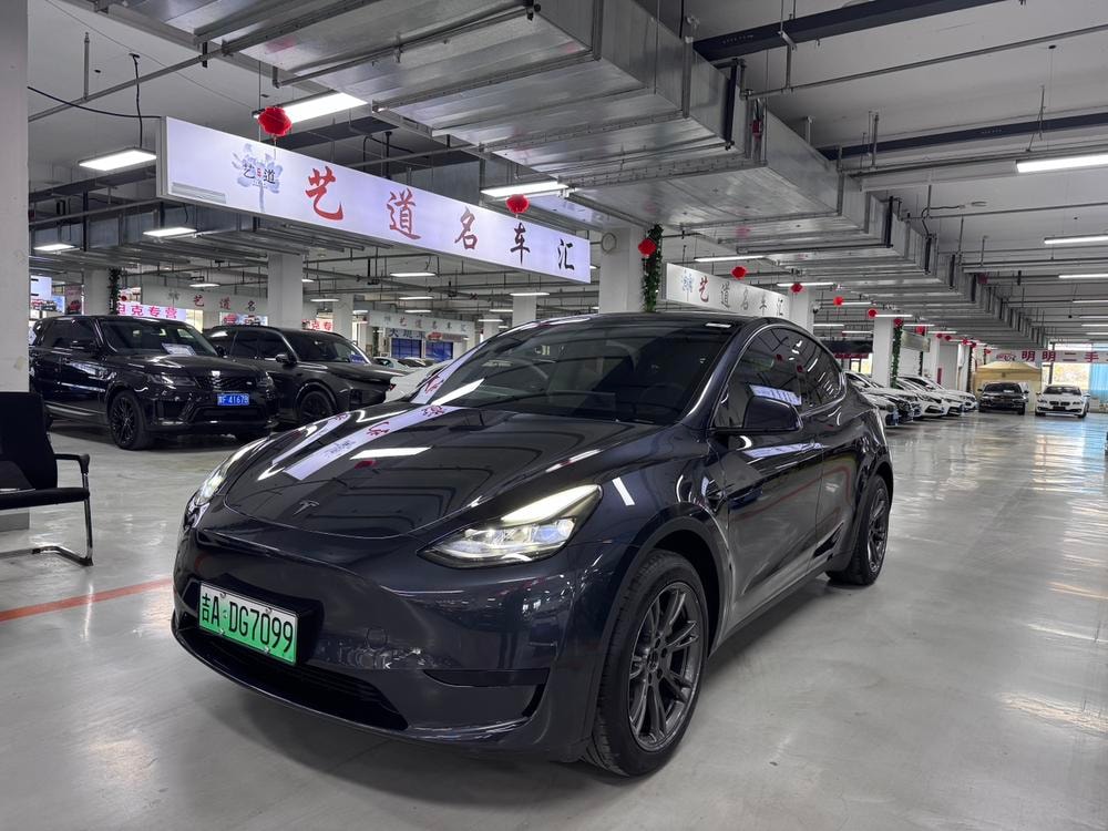 Tesla Model Y 2024 — фото автомобиля