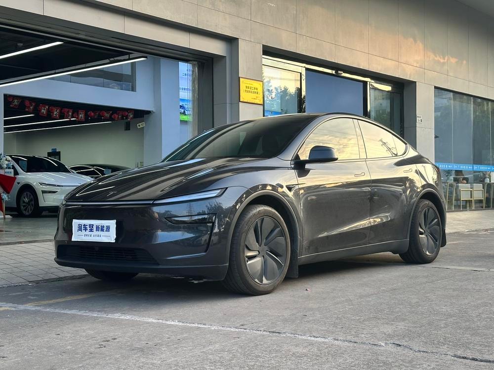 Tesla Model Y 2025 — фото автомобиля