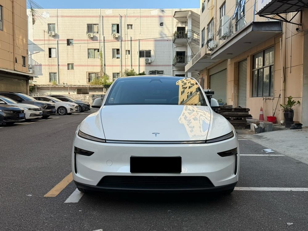 Tesla Model Y 2025 — фото автомобиля