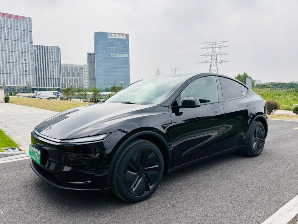 Tesla Model Y 2026 — фото автомобиля 1
