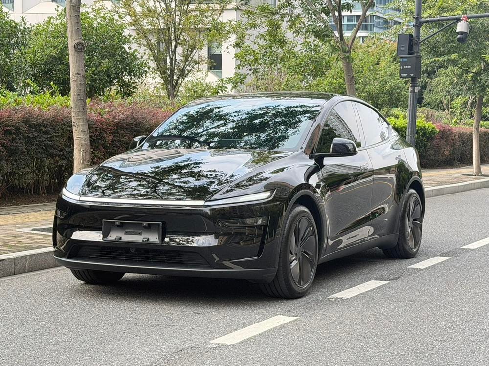 Tesla Model Y 2026 — фото автомобиля