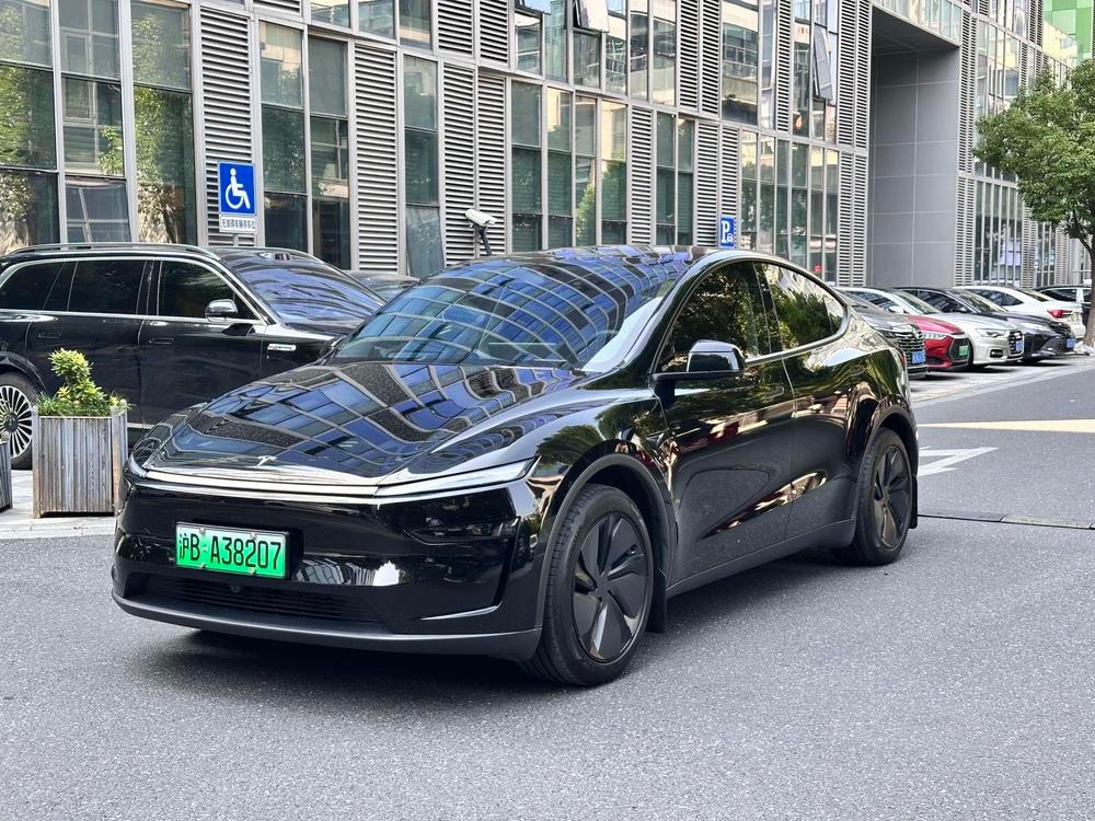 Tesla Model Y 2025 — фото автомобиля 1