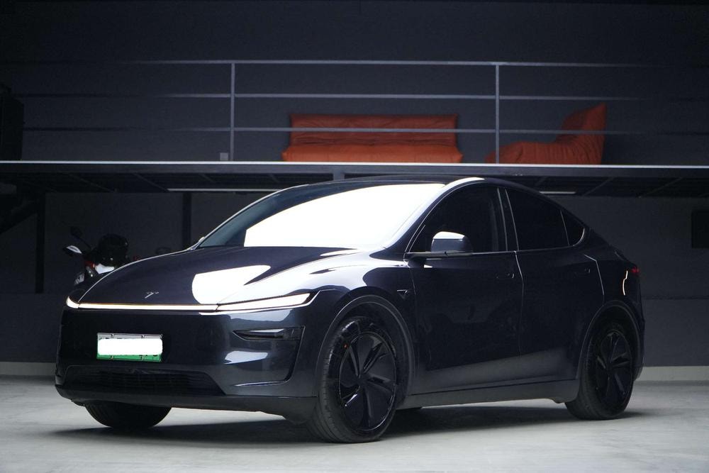 Tesla Model Y 2025 — фото автомобиля