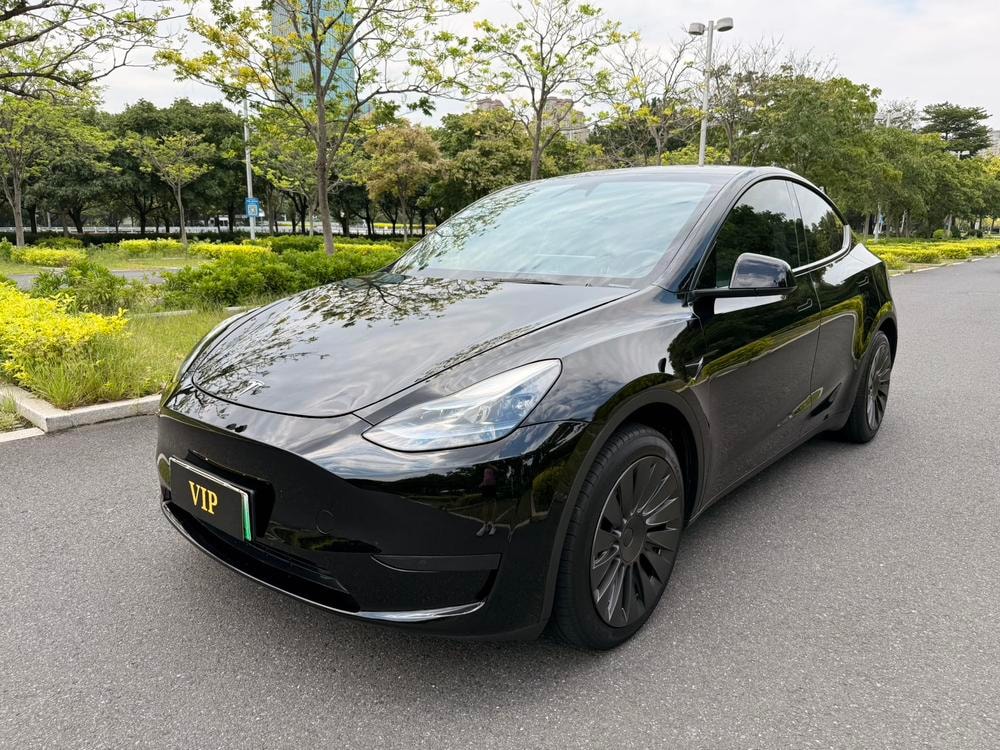 Tesla Model Y 2024 — фото автомобиля
