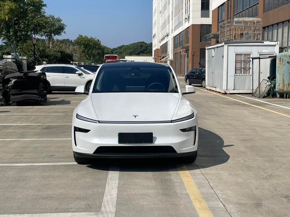 Tesla Model Y 2025 — фото автомобиля