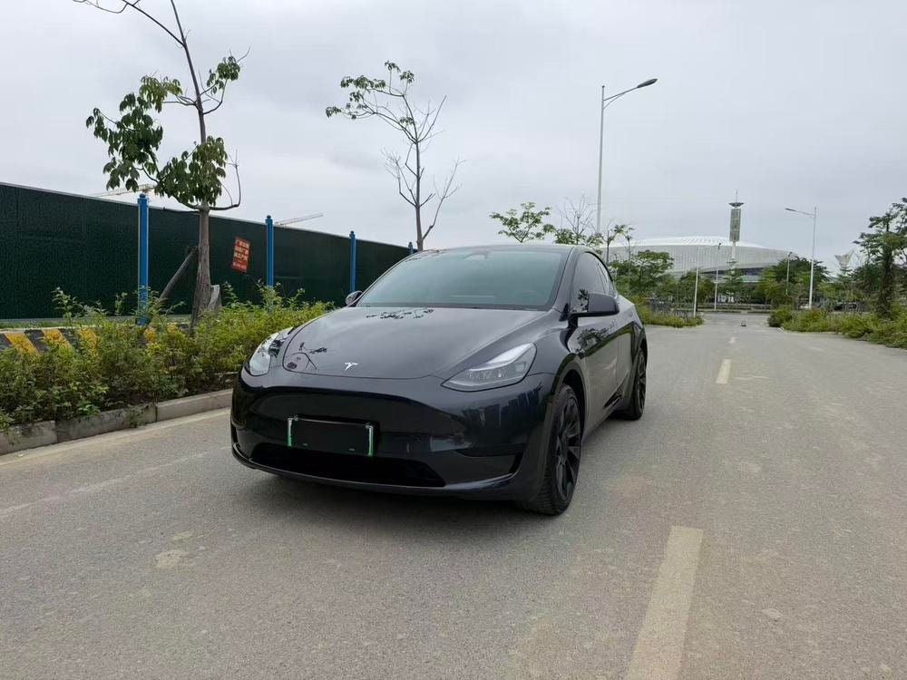 Tesla Model Y 2024 — фото автомобиля