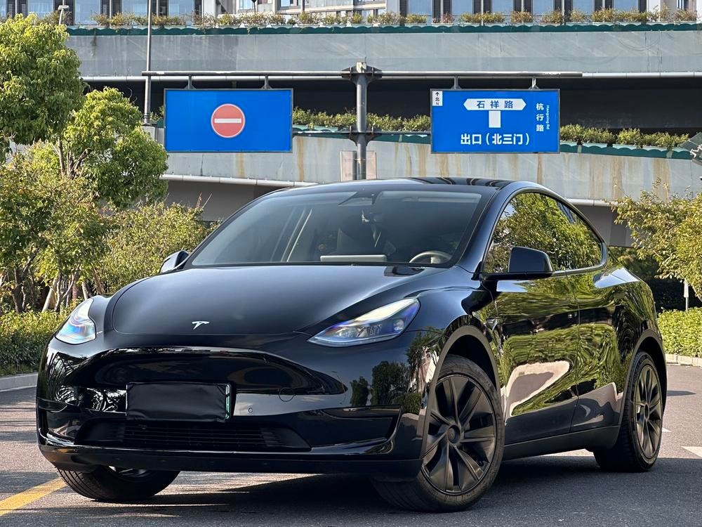 Tesla Model Y 2023 — фото автомобиля 1