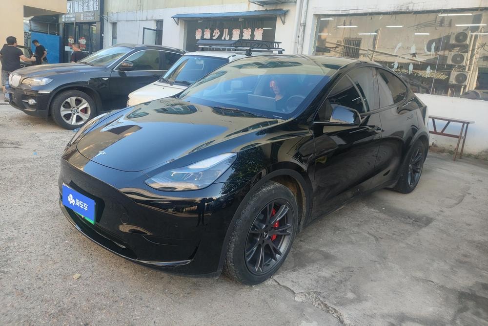 Tesla Model Y 2023 — фото автомобиля 1