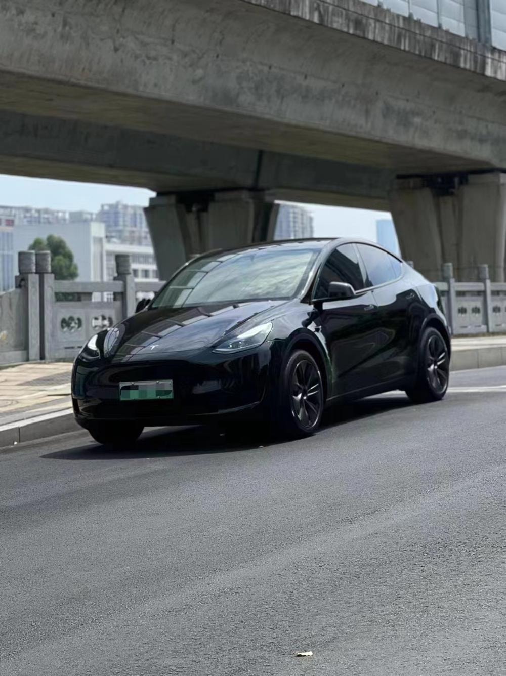 Tesla Model Y 2023 — фото автомобиля 1