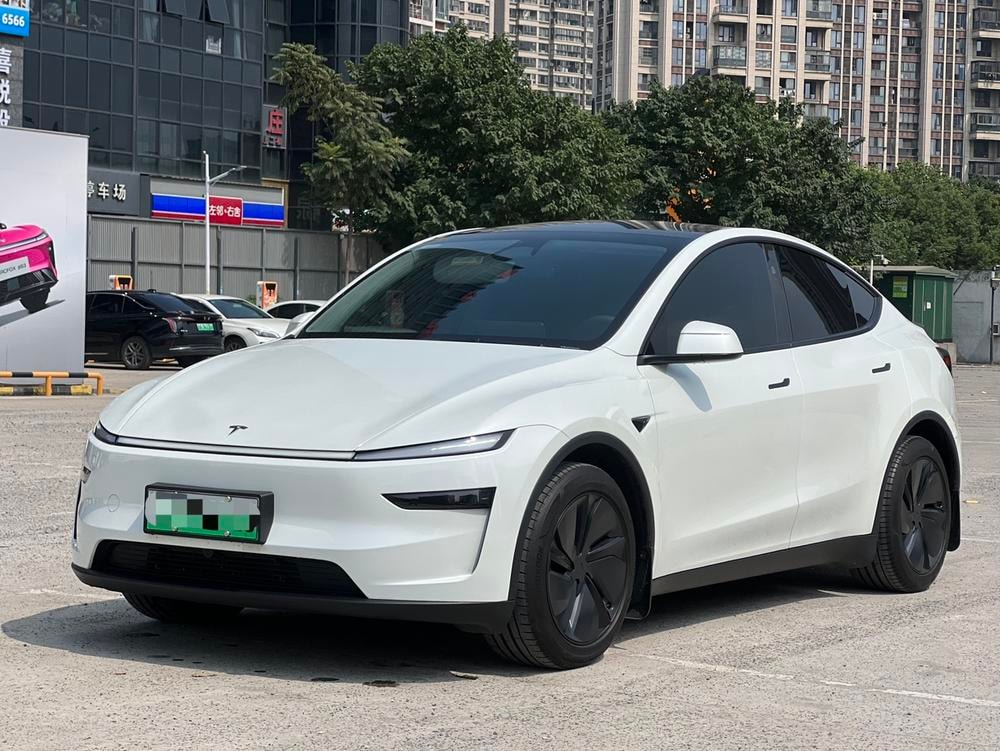 Tesla Model Y 2025 — фото автомобиля