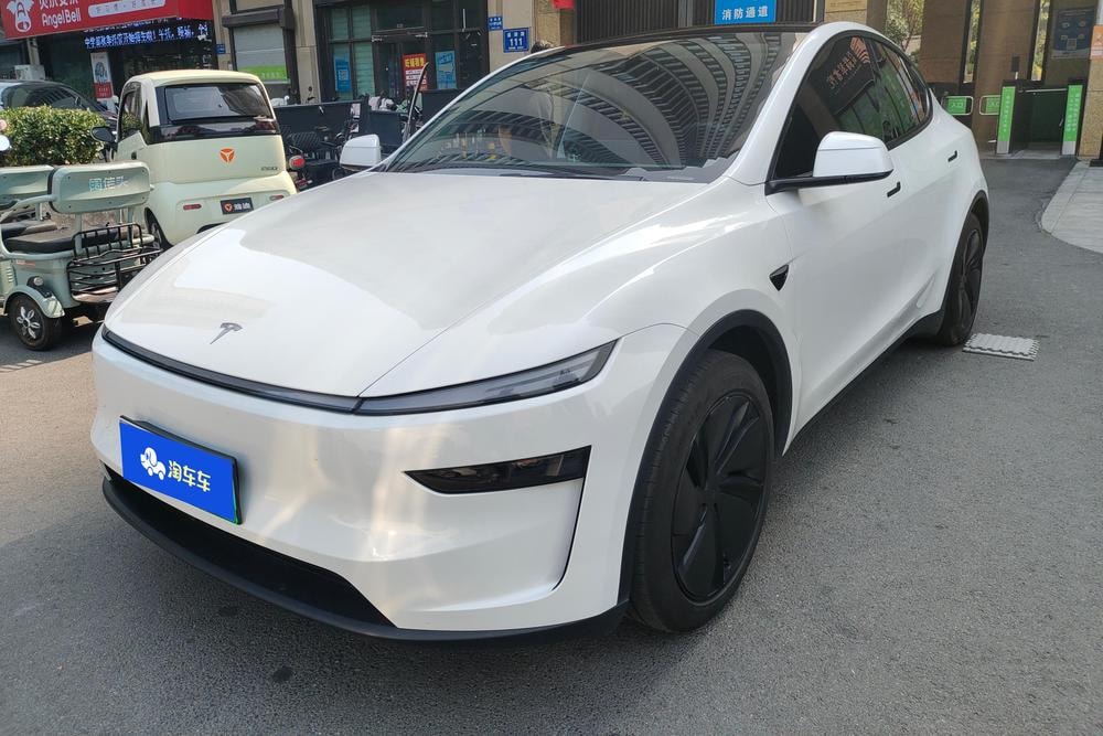 Tesla Model Y 2025 — фото автомобиля 1