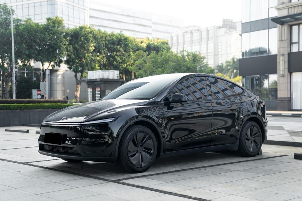 Tesla Model Y 2025 — фото автомобиля 1