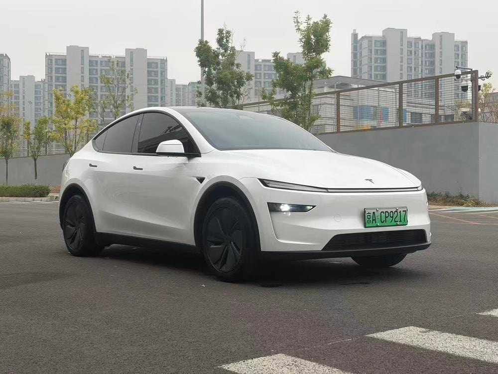 Tesla Model Y 2026 — фото автомобиля