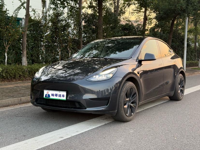 Tesla Model Y 2024 — фото автомобиля