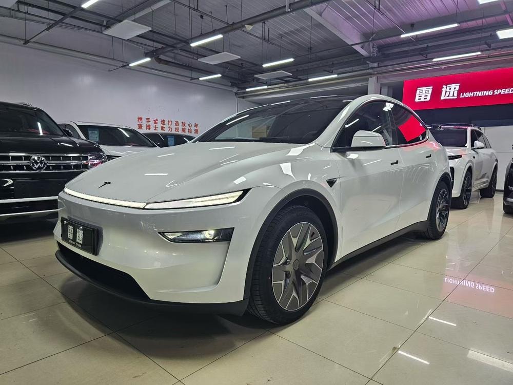 Tesla Model Y 2026 — фото автомобиля