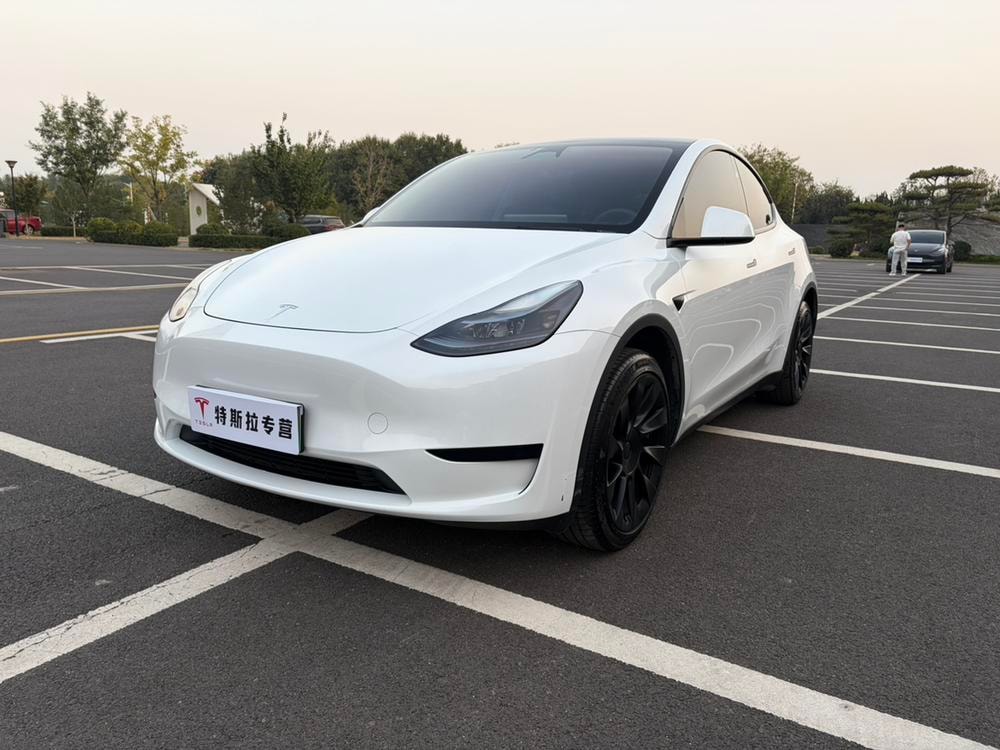 Tesla Model Y 2024 — фото автомобиля