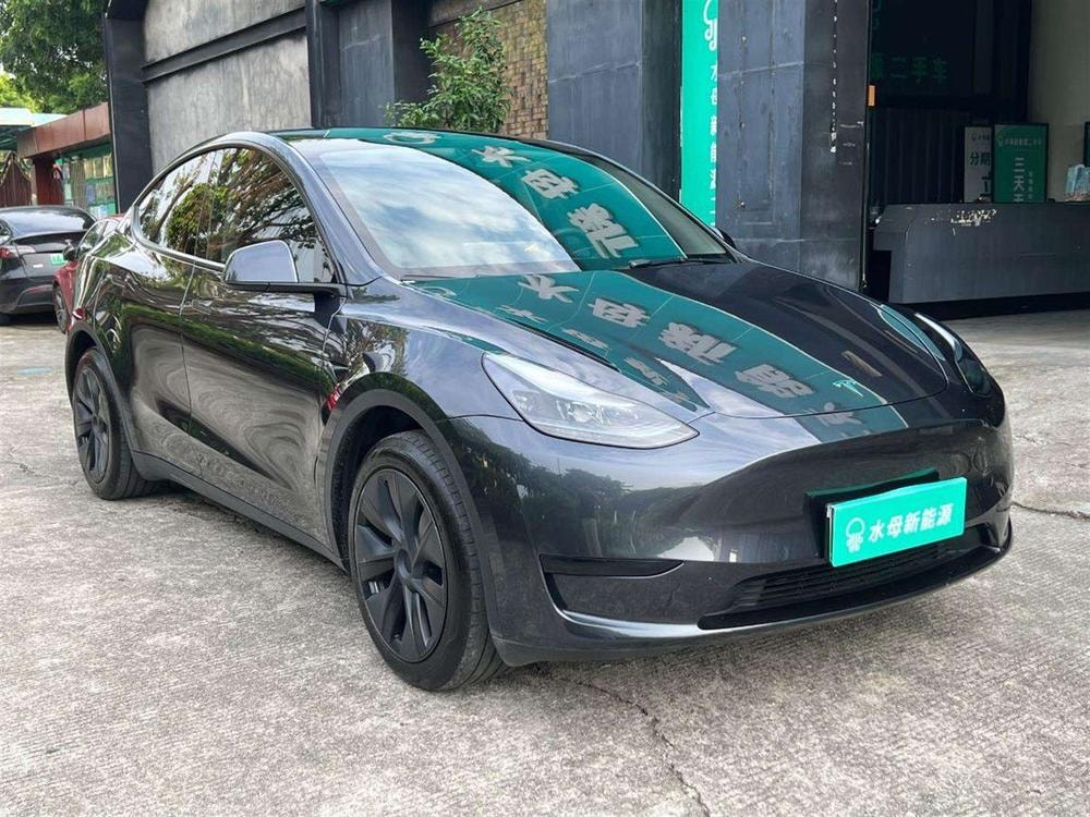 Tesla Model Y 2024 — фото автомобиля