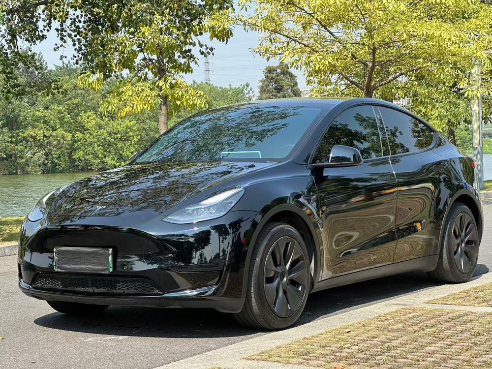 Tesla Model Y 2023 — фото автомобиля
