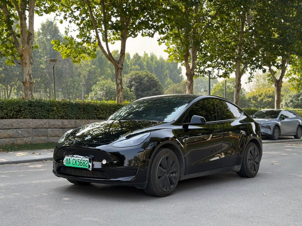 Tesla Model Y 2023 — фото автомобиля