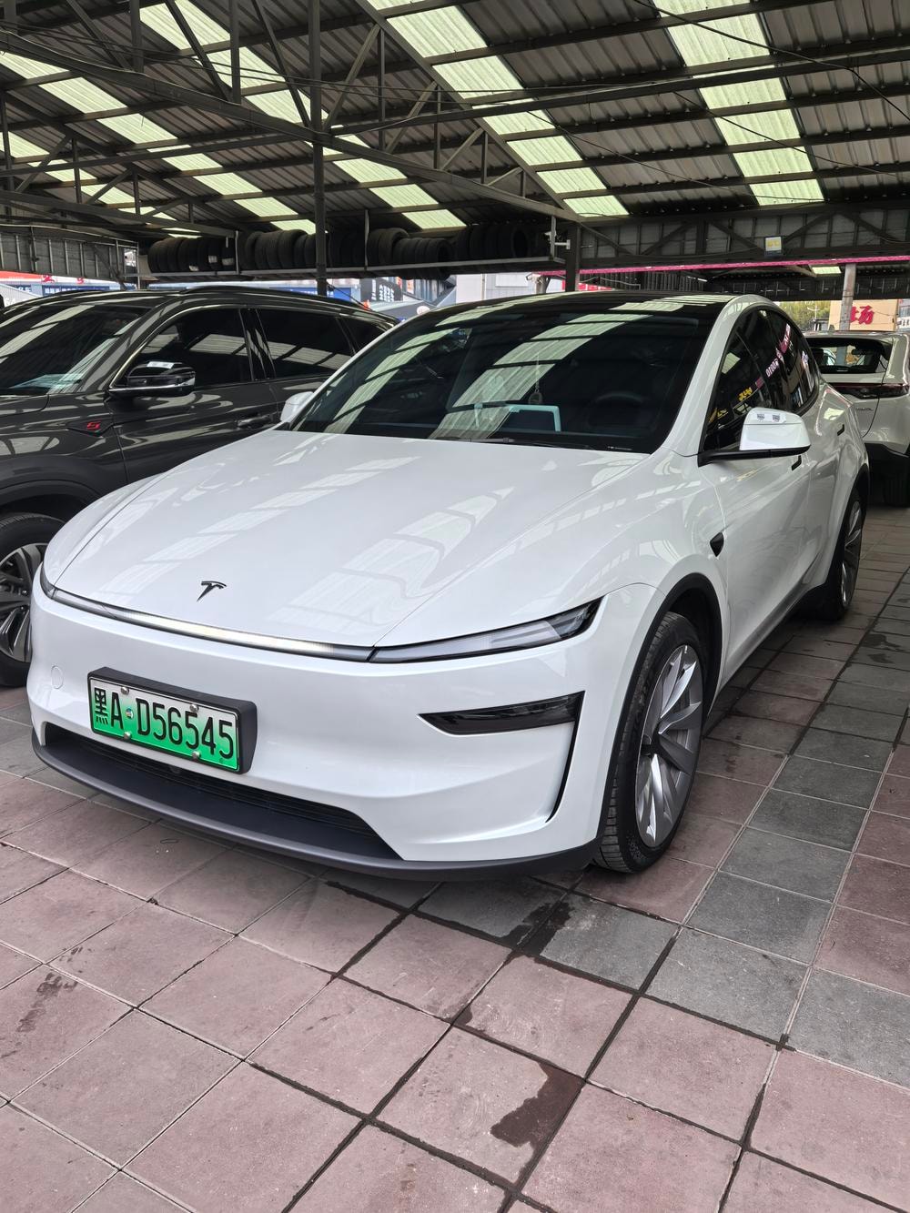 Tesla Model Y 2025 — фото автомобиля