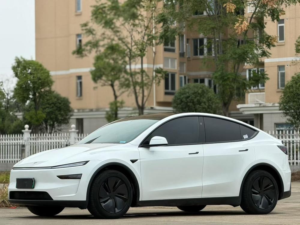 Tesla Model Y 2025 — фото автомобиля