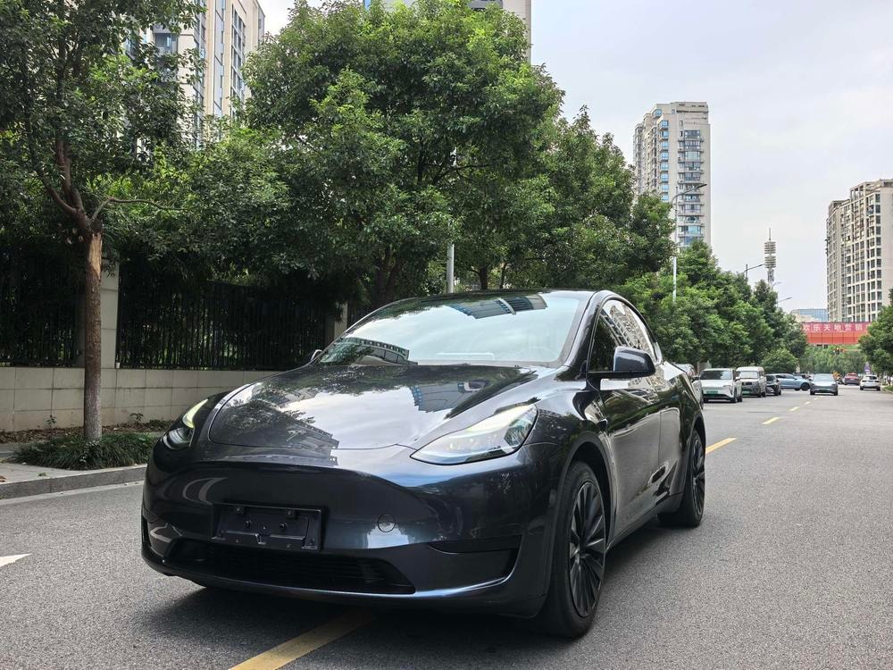 Tesla Model Y 2024 — фото автомобиля
