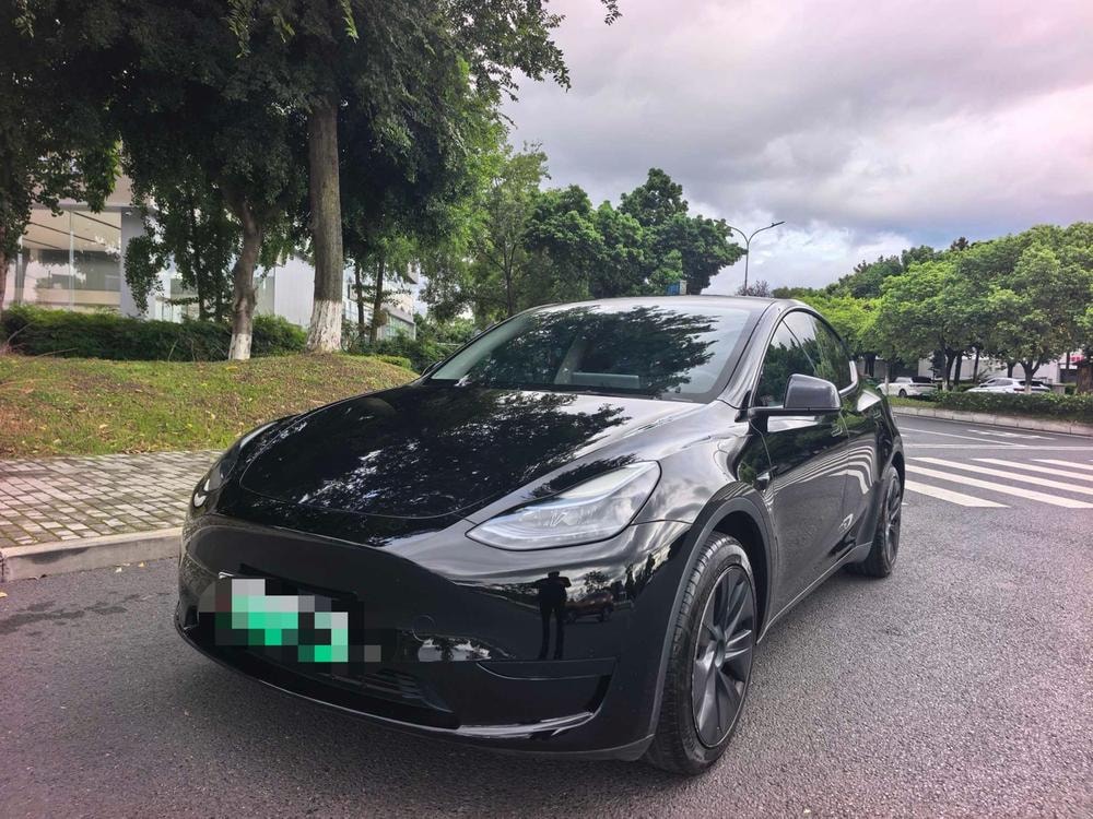 Tesla Model Y 2024 — фото автомобиля