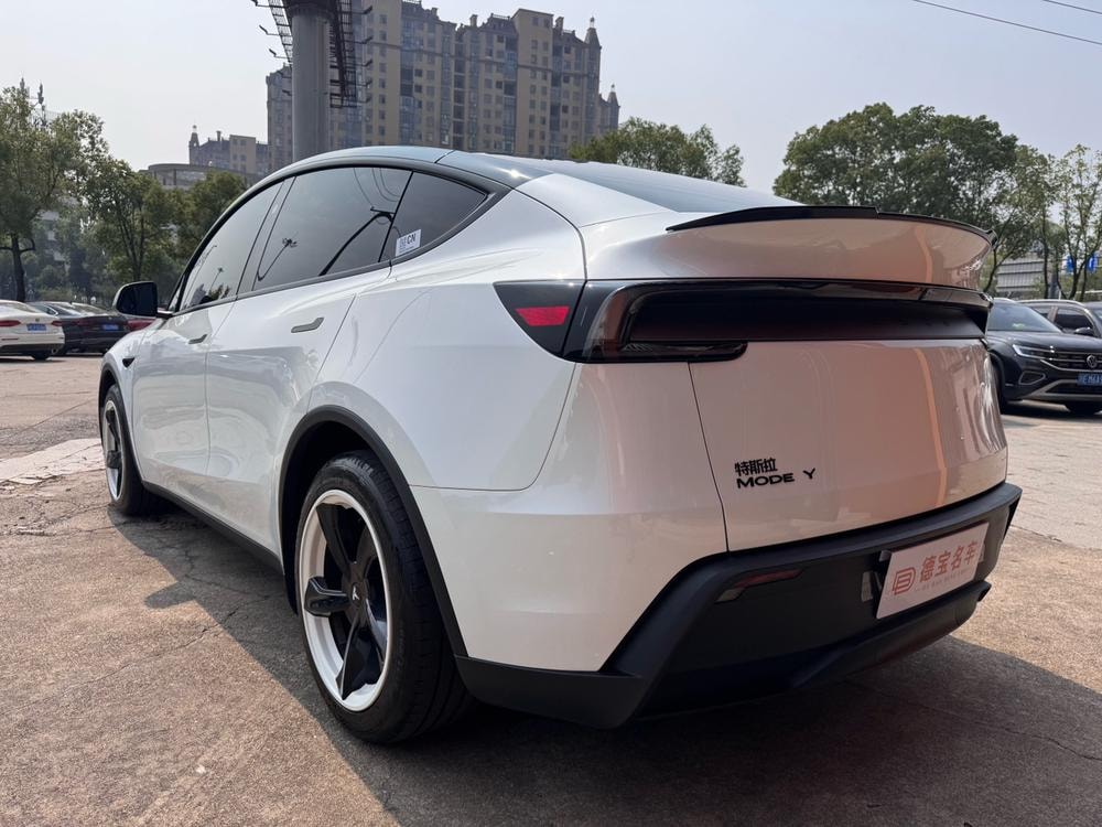 Tesla Model Y 2026 — фото автомобиля