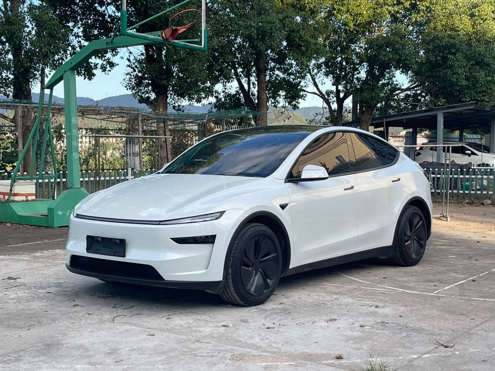 Tesla Model Y 2025 — фото автомобиля