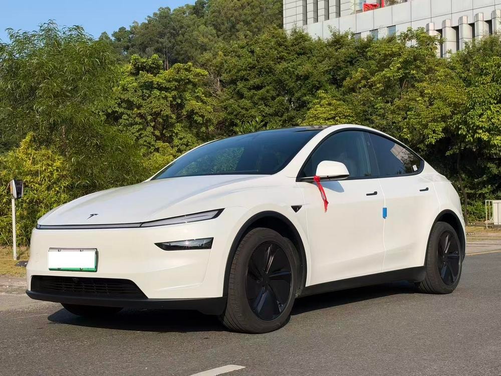 Tesla Model Y 2026 — фото автомобиля