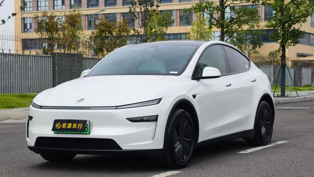 Tesla Model Y 2025 — фото автомобиля 1