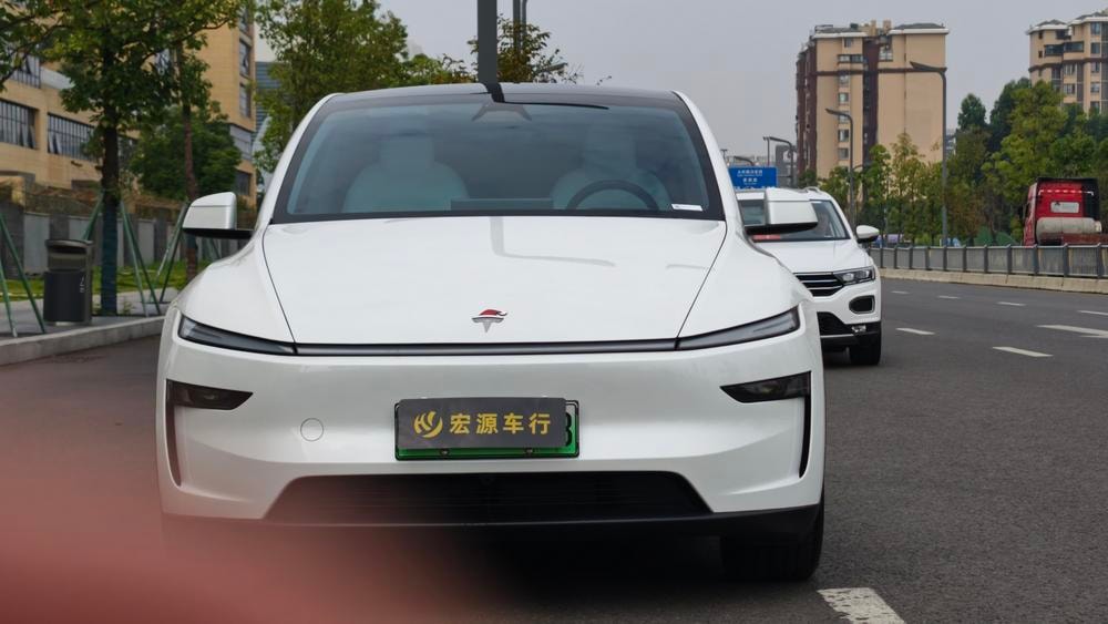 Tesla Model Y 2025 — фото автомобиля