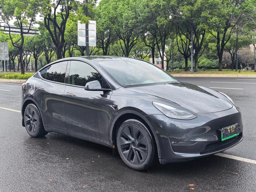 Tesla Model Y 2024 — фото автомобиля