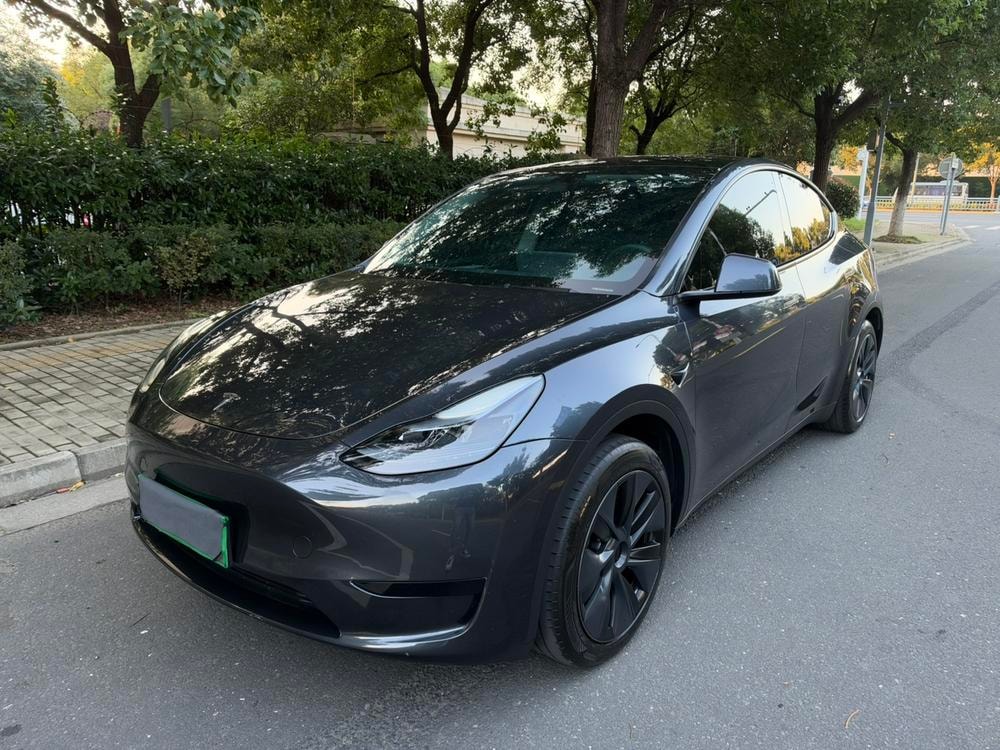 Tesla Model Y 2024 — фото автомобиля