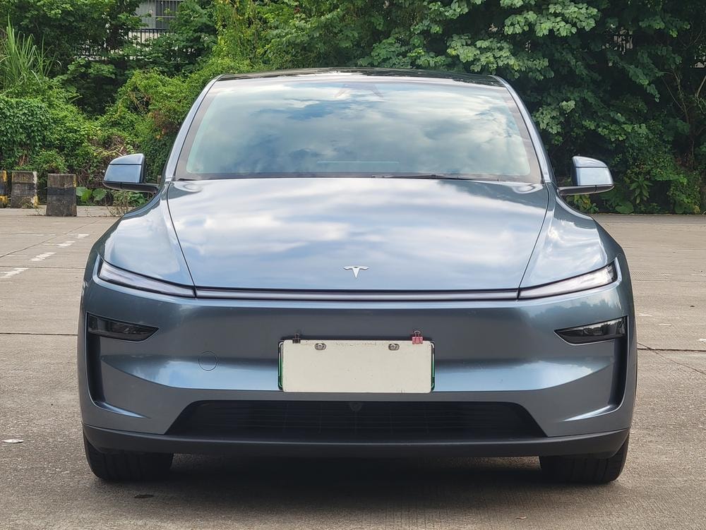 Tesla Model Y 2025 — фото автомобиля