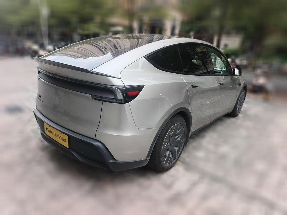 Tesla Model Y L 2026 — фото автомобиля