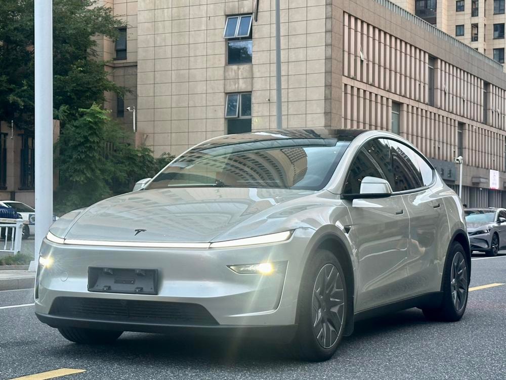 Tesla Model Y L 2025 — фото автомобиля