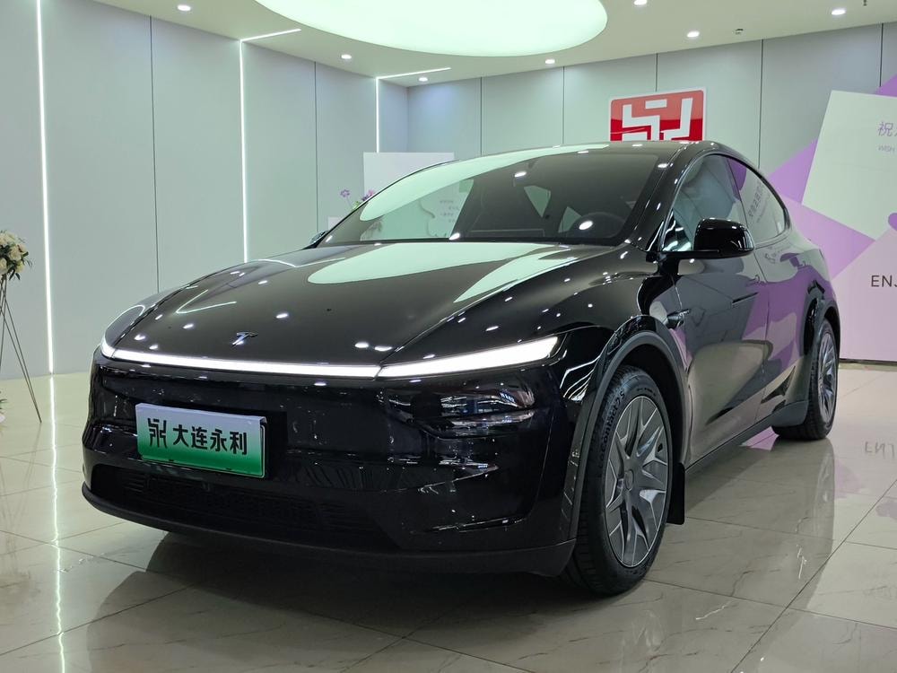 Tesla Model Y L 2026 — фото автомобиля